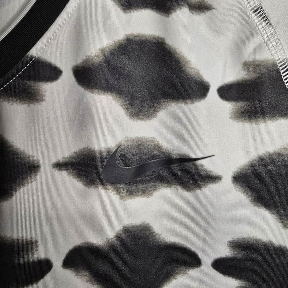 Nike Pro Black and White Patterned Shortsleeve Womens Size XL - Picture 3 of 5